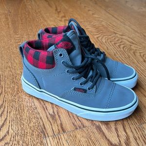 Excellent Condition Waterproof Vans SZ 2.5